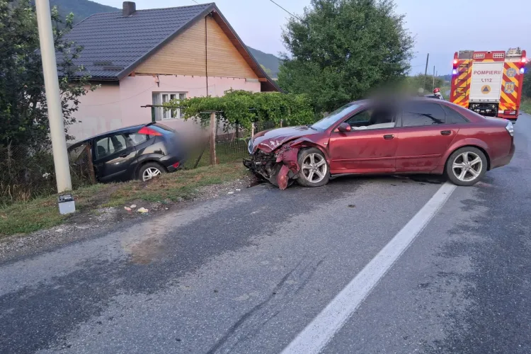 Accident incredibil în Cluj: Doi tineri răniți după impactul dintre un Audi și un Ford. A spulberat gardul unei case și a ajuns cu Ford-ul în curte
