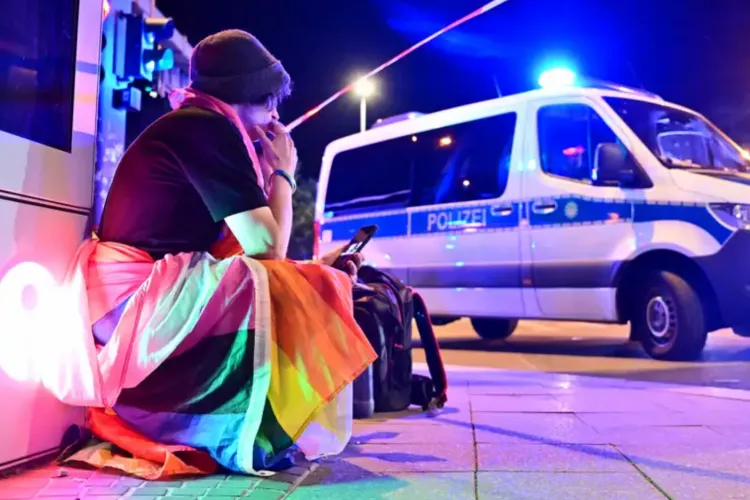 VIDEO. Un mort și 16 răniți după ce o dubă a intrat în mulțime la Gay Pride în Berlin. Suspectul, căutat încă de poliție
