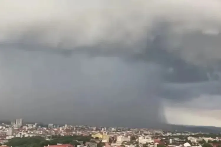 Furtuni peste Cluj! ANM anunță ploi torențiale, vijelii și grindină începând cu ora 10:00. În doar câteva ore se pot acumula până la 60 l/mp