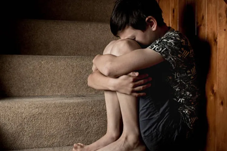 Scene de groază care au ajuns pe internet: Un băiat de 15 ani, sechestrat, bătut și umilit de alți adolescenți! 