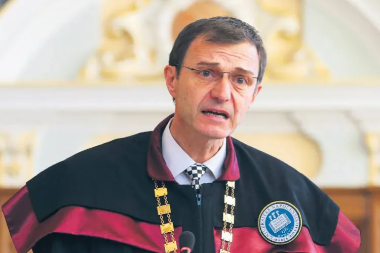 Credeai că știi de unde vine „Servus”? Profesorul Ioan-Aurel Pop dezvăluie adevărata istorie a celui mai iubit salut din Ardeal: „Ne deschidem sufletul”