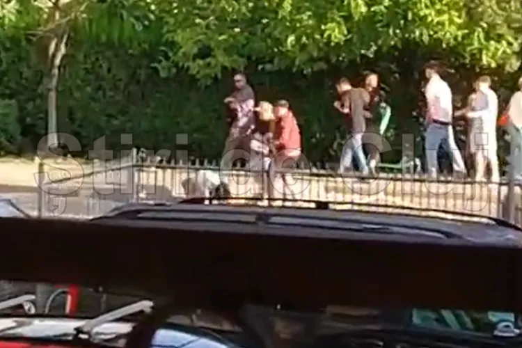 EXCLUSIV VIDEO. Bărbat bătut cu bestialitate dimineață de un grup de tineri în stația de autobuz. Se întorcea de la Electric Castle:„Trebuie operat urgent”