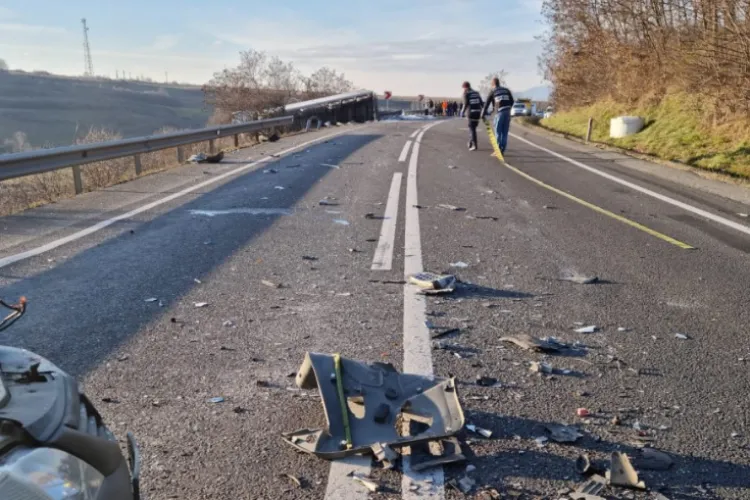 Accident pe „Drumul Morții” Cluj–Oradea, în urmă cu puțin timp. O mașină s-a răsturnat. Traficul este complet blocat. Evitați zona!