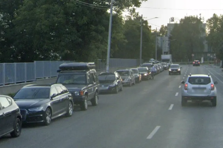 Haos pe o stradă din Cluj! Bicicliștii sunt obligați să iasă pe contrasens din cauza mașinilor parcate pe pista de biciclete: „Trebuie să ieșim în trafic”