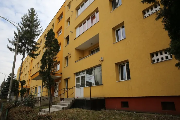 Dispozitiv ciudat montat pe un balcon din Cluj scoate sunete non-stop! Vecinii, exasperați: „Nu poți să stai cu geamul deschis”