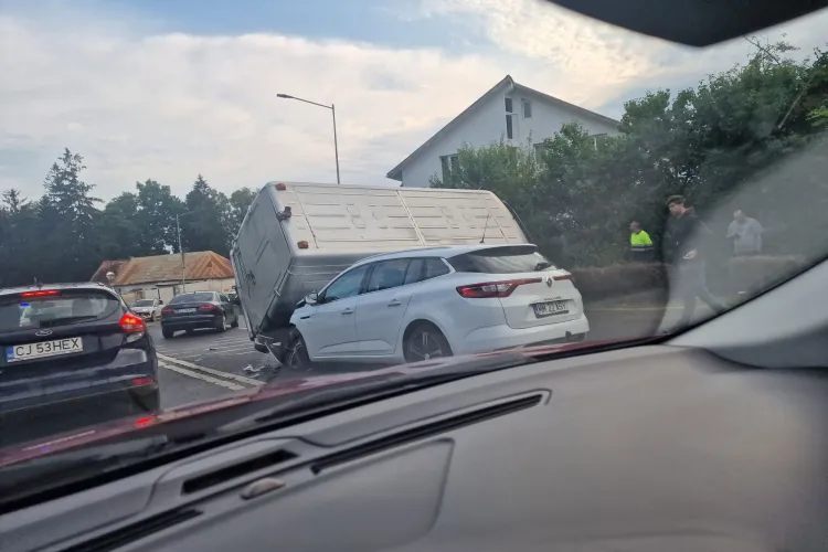 VIDEO. Accident grav pe Calea Turzii din Cluj-Napoca! Impact violent între o autoutilitară și o mașină: Ce zice poliția