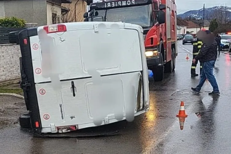 Accident grav în Cluj! O autoutilitară s-a răsturnat, iar doi bărbați sunt în stare de inconștiență: Autoritățile intervin chiar acum de urgență