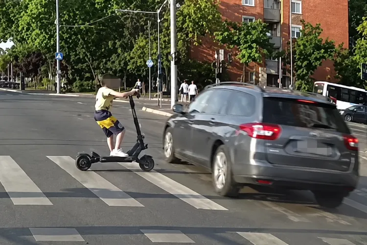 VIDEO. Copil pe trotinetă la doar câțiva centimetri de a fi spulberat pe trecerea de pietoni: Momentul îți îngheață efectiv sângele în vene!