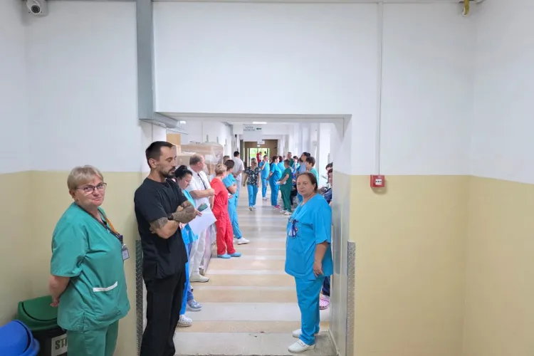 Medicii și asistenții din România spun că au ajuns la limită: „50 de lei pentru o gardă de noapte. Nu mai putem!” De ce protestează