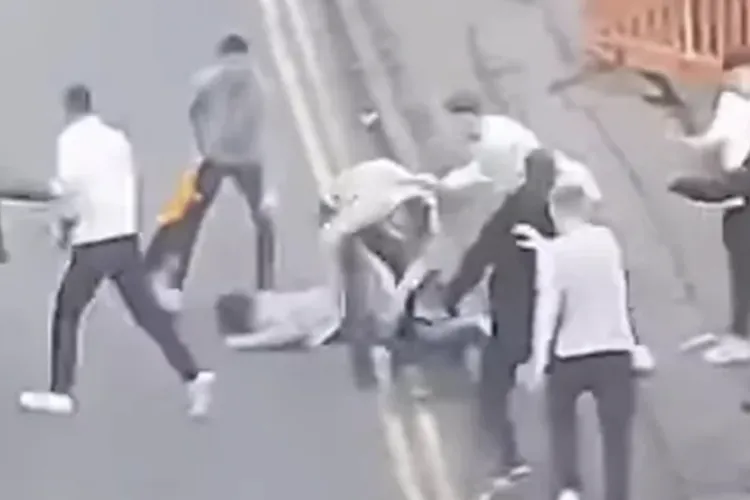 Bătaie ca în „codru” cu bâte și cuțite în Cluj! Șapte bărbați s-au bătut pe stradă, doi au ajuns la spital, trei au fost reținuți de poliție