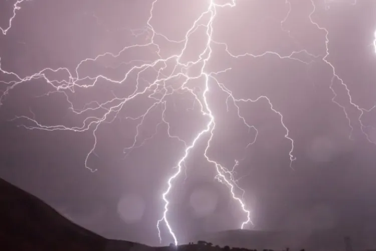 Furtunile se apropie de Cluj! Meteorologii avertizează asupra unor ploi torențiale și a unei grindini de până la 3 centimetri