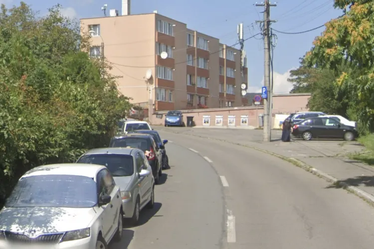 Un indicator lipsă blochează zilnic traficul pe o stradă din Cluj-Napoca! O bandă întreagă este blocată de mașini parcate: „Din două benzi mai avem una!”