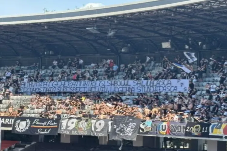 VIDEO. Sabău, aclamat de fani pe Cluj Arena: „Ai învățat generații întregi simbolul să-l iubească. Recunoștință și respect, legendă studențească”