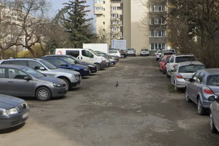 Locuri de parcare rezervate cu lăzi și pietre pe o stradă din Cluj-Napoca: Locatarii, disperați, cer ajutorul urgent pentru a pune capăt haosului