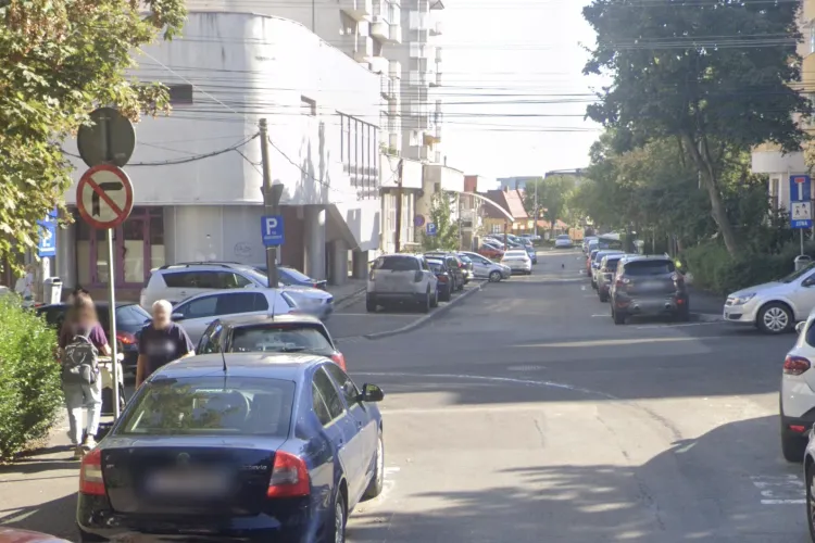 Trotuar transformat în parcare în Cluj-Napoca: Șoferii urcă mașinile peste trecerea de pietoni, la câțiva metri de secția de Poliție
