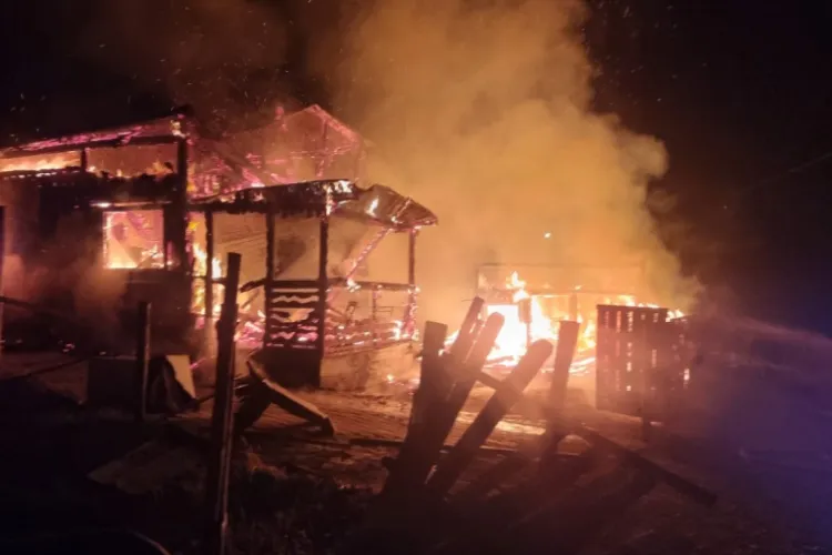 Incendiu în toiul nopții: O bucătărie de vară cuprinsă de flăcări i-a alertat pe pompierii clujeni. Focul pornit de la o țigară amenința cladirile din jur
