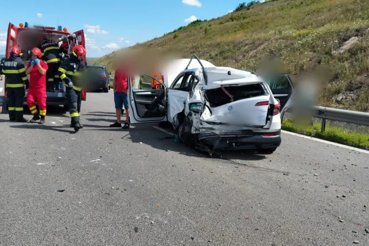 Accident pe Autostrada A10: Două persoane încarcerate după impactul dintre două mașini și un camion. Au fost extrase de pompierii clujeni