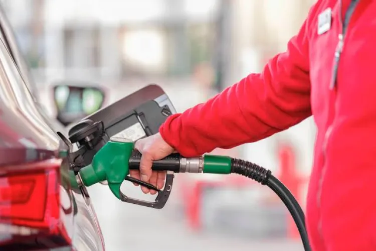 15 lei pe litru, pragul-limită de la care totul se schimbă! Un specialist explică de ce scumpirea benzinei tot nu scapă România de blocajele din trafic
