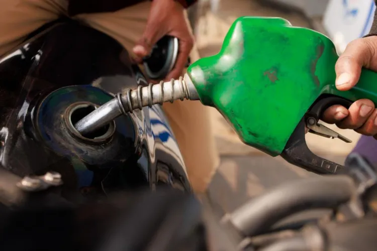 Șoc pentru milioane de români! Benzina, motorina și gazele s-ar putea scumpi masiv din 2028 din cauza noii taxe pe carbon pregătite de UE