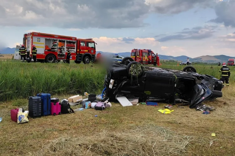 Accident grav la ieșirea din Huedin spre Oradea. Un bărbat a rămas încarcerat după ce mașina s-a răsturnat, sunt cinci persoane rănite