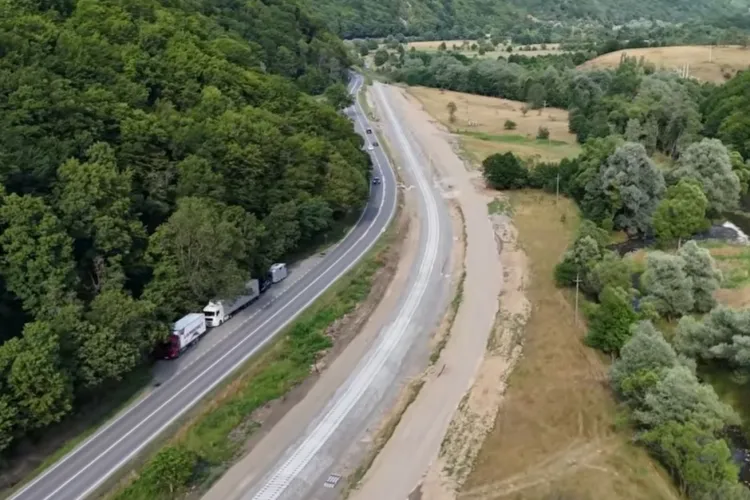 VIDEO. Imagini spectaculoase de pe șantierul căii ferate Cluj – Oradea. Cum arată lucrările dintre Bucea și Poieni pe cel mai întârziat lot al proiectului