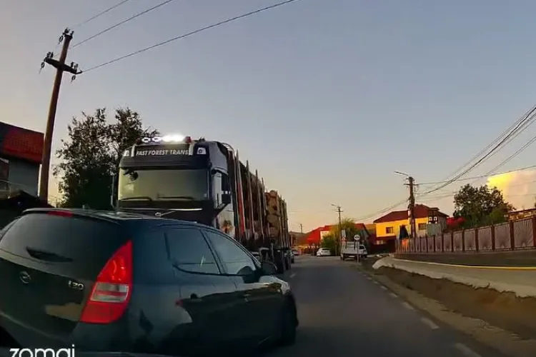 VIDEO A forțat o depășire „nebună” chiar în fața unui TIR încărcat cu lemne. Clujeanul e încă în viață datorită șoferului profesionist