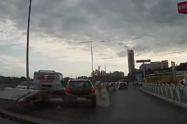 VIDEO. Accident filmat LIVE la intrare în Cluj! Două mașini implicate în impact: „O clipă de neatenție și așa se face coadă la intrare în oraș!”