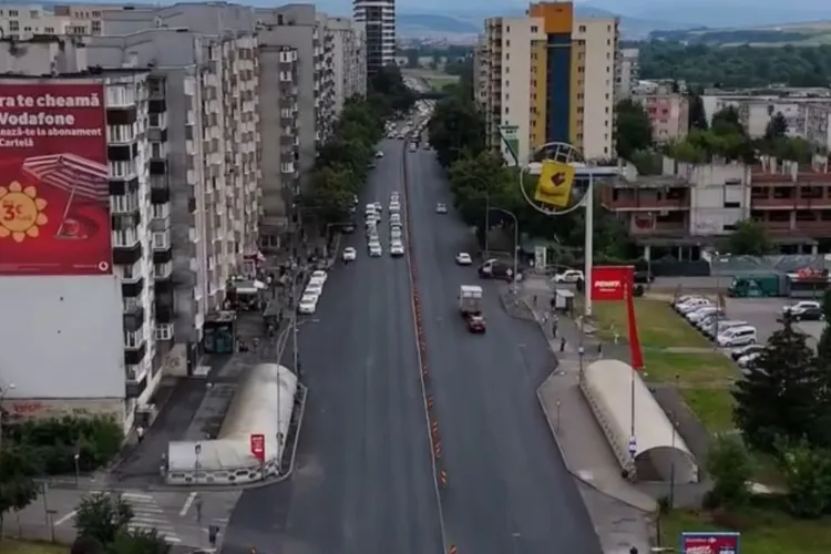 VIDEO. Dispar parcările, apar benzile pentru autobuze! Marea schimbare de pe Calea Florești care ar putea reduce aglomerația din zona metropolitană Cluj