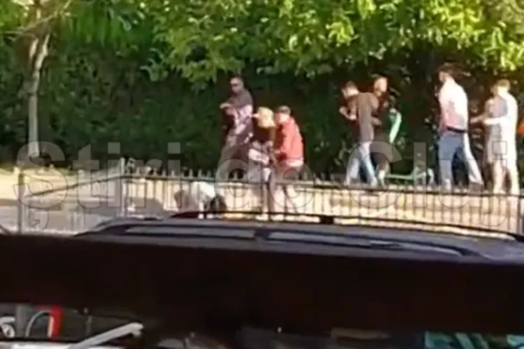VIDEO. Doi clujeni, reținuți după ce au bătut doi bărbați în stația de autobuz, în Cluj. Veneau de la Electric Castle. Unul a fost operat de urgență!