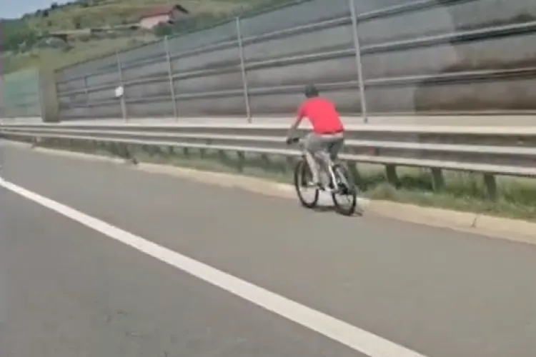 VIDEO. Un clujean și-a făcut singur o pistă de biciclete, dacă tot nu avem prea multe în Cluj. Problema? Traseul ales a fost... Autostrada A3!
