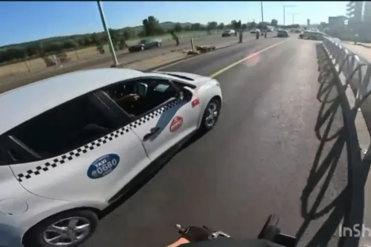Scandal în trafic în Cluj: Un taximetrist i-a cerut unui biciclist să circule pe un trotuar aflat în șantier: „Încă un moment “educativ” în trafic”