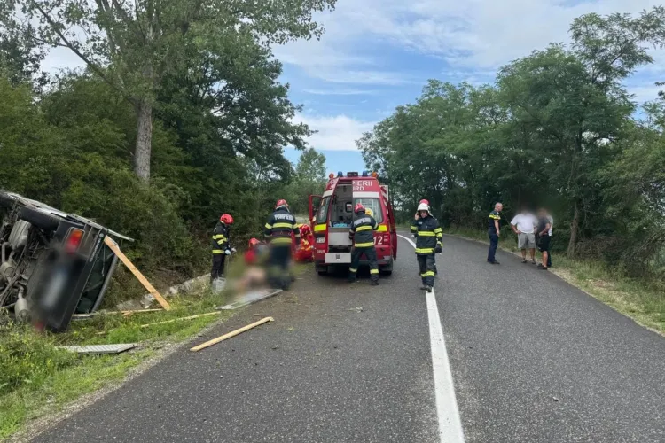 Cum s-a petrecut accidentul din Recea-Cristur! O autoutilitară a ieșit de pe drum, un tânăr este resuscitat, iar șoferul a fost dus cu elicopterul SMURD