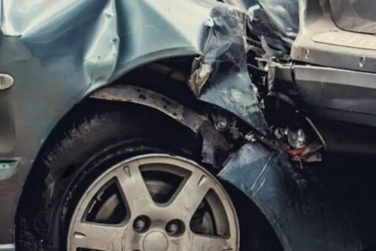 Accident între Ciurila și Sălicea: Trei persoane, printre care doi copii, au fost rănite, după ce o mașină s-a răsturnat. Echipajele ISU Cluj intervin acum