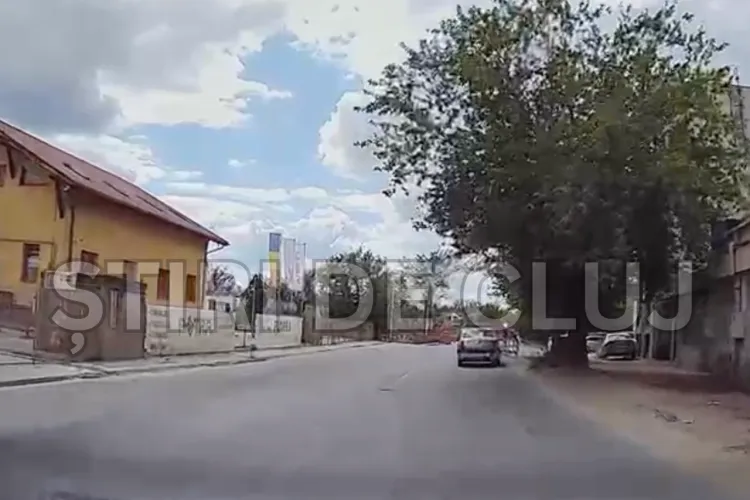 VIDEO. Un vitezoman clujean a trecut pe roșu pe lângă mașina oprită la semafor: „Când ești grăbit nici semaforul nu te mai oprește!”