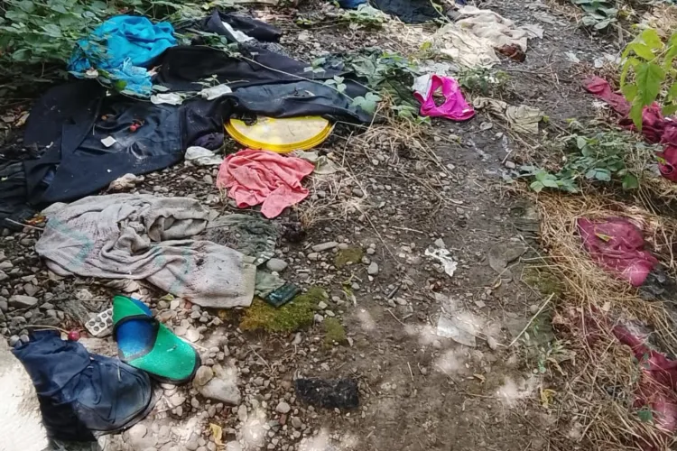 Gunoaie abandonate pe spațiul verde la Câmpia Turzii! Un clujean reclamă mizeria de lângă pubele: „Sunt deșeuri peste tot”