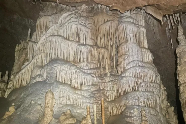 Cea mai mare peșteră din România, ascunsă în Apuseni de zeci de ani, ar putea fi în sfârșit deschisă turiștilor! Ce plan are Consiliul Județean Cluj