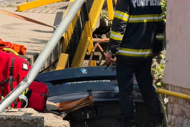 VIDEO. Accident teribil pe DN 18: Un BMW s-a „înfipt” într-un șanț. Echipajele intervin chiar acum