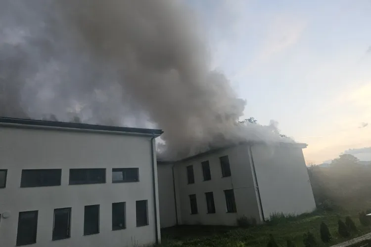 Incendiu puternic la o școală din Cluj. Pompierii intervin cu un dispozitiv impresionant: Cinci autospeciale au fost trimise la fața locului în Iara