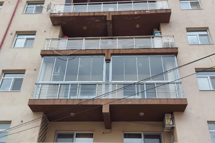Bărbat surprins în timp ce se autosatisfăcea în văzul unor minori, de la balconul blocului în care locuia în Cluj-Napoca. A fost pus sub control judiciar