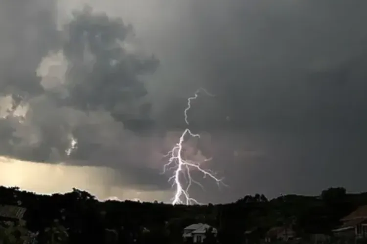 Furtunile lovesc Clujul! Meteorologii avertizează asupra ploilor torențiale și vijeliilor