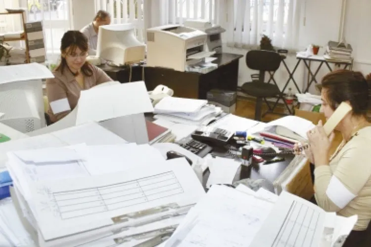 Lovitură pentru sute de mii de bugetari din educație, sănătate și poliție: salariile rămân înghețate ani întregi, arată noua lege a salarizării