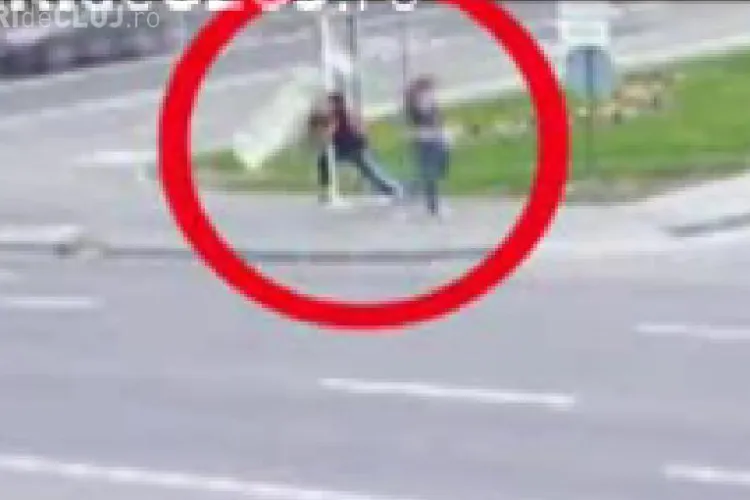 Vandal de Cluj - Un tanar a distrus un panou informational din Cluj-Napoca - VIDEO