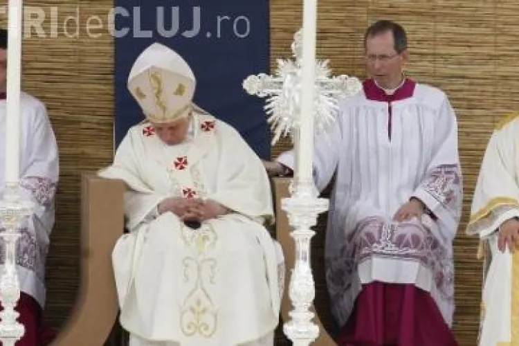 Papa Benedict al XVI - lea a adormit in timpul unei slujbe, in Malta - VIDEO