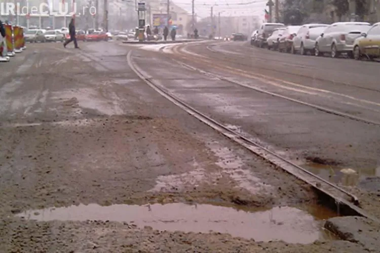 RATUC vrea sa carpeasca zecile de "cratere" de langa sinele de tramvai de pe strazile Primaverii si Plopilor