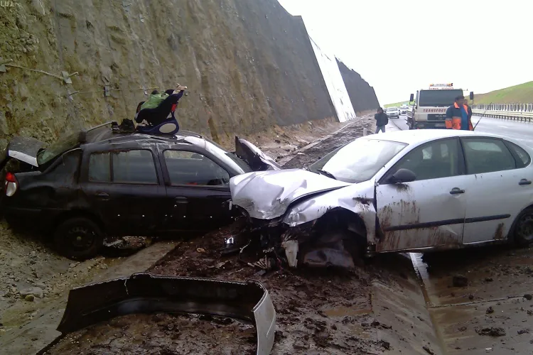 Accident pe autostrada A3! Un om a fost grav ranit si doua masini distruse! - Galerie FOTO si VIDEO