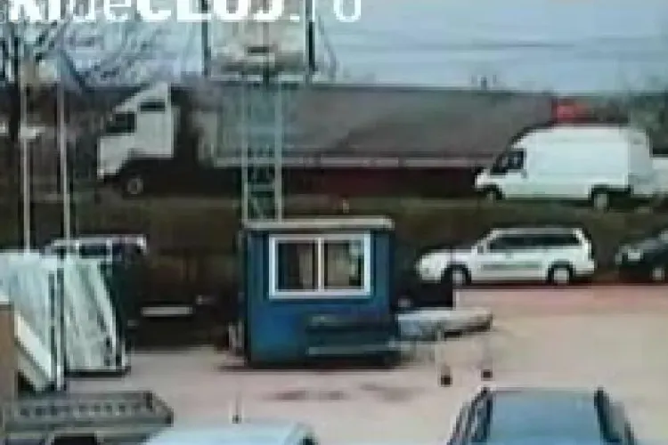 Un TIR a luat-o la vale la intrare in Zalau. Soferul repara autotrenul si nu a tras frana de mana - VIDEO