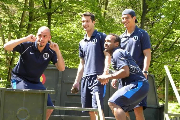 Jucatorii de la Universitatea Cluj au fost trimisi in armata. Lotul este cazat intr-o fosta cazarma - Galerie FOTO