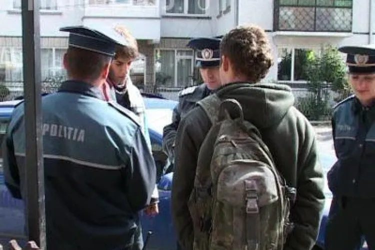 Profesorii si politistii din Cluj-Napoca au scotocit barurile dupa elevii care chiulesc. 58 de tineri au fost gasiti la "cafea si suc"