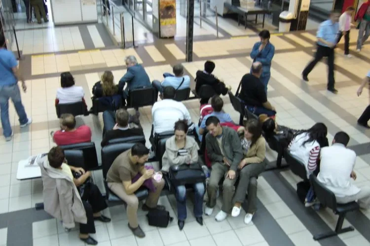 Guvernul a inchis spatiul aerian din cauza norului de cenusa. Masura intra in vigoare de la ora 18.00 pana duminica la ora 12.00 - VEZI Declaratii