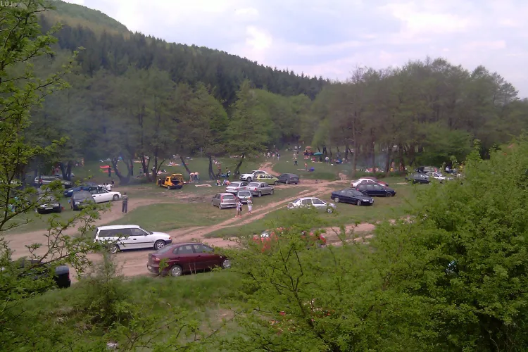 2 Mai cu mititei, fripturi, muzica si masini parcate la "gura" gratarului. Clujenii au luat cu asalt si astazi padurea Faget